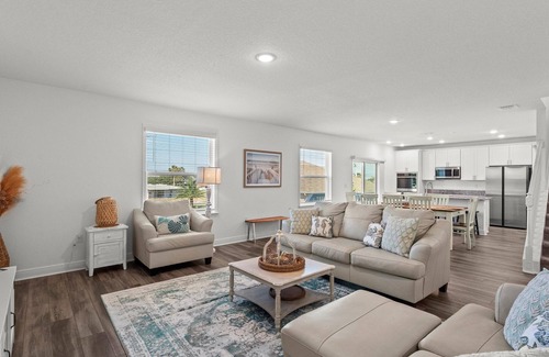 Ocean View Halifax Estates House | Turtle Paradisena | Spacious Home Just One Block From the Beach!