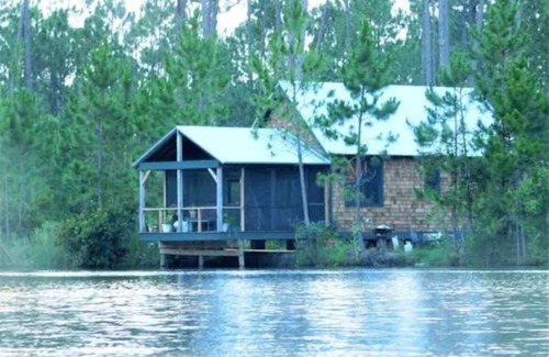 Apalachicola Cabin | Turtle Pond cabin in Apalachicola with WiFi, Pet Friendly, Couples Retreat