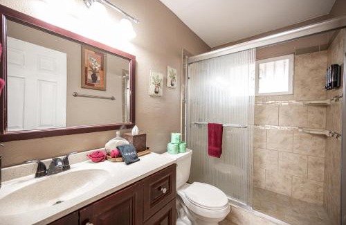 Sunrise Manor House | Tuscan Oasis: Elegance with Comfort. King Bed.