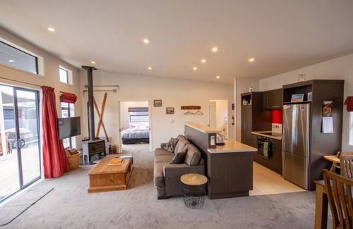 Twizel House | Tussock Retreat - Modern Open Plan, Huge Deck