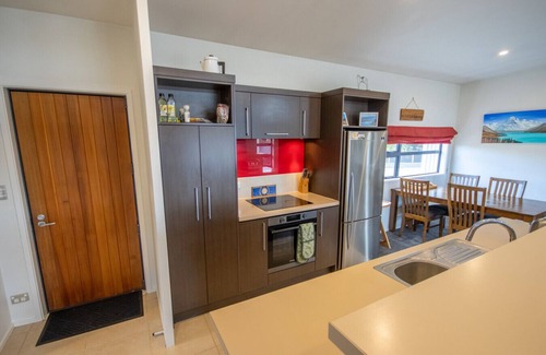 Twizel House | Tussock Retreat - Modern Open Plan, Huge Deck