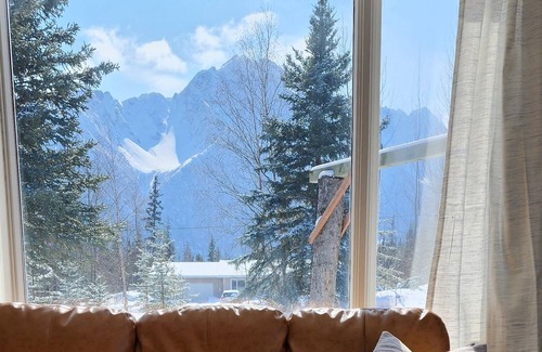 Butte Cottage | **Tustin House**