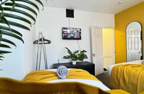 Liverpool Apartment | TV in Every Room Free Parking