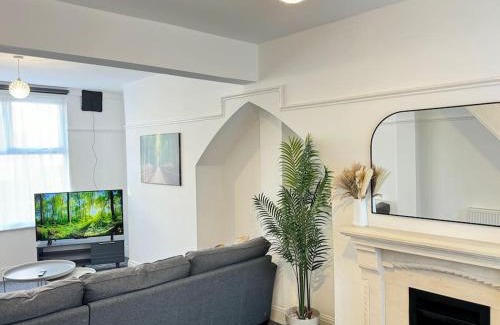 Liverpool Apartment | TV in Every Room Free Parking