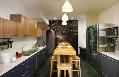 El Parc i la Llacuna del Poblenou Hostel | Twentytu Hostel Barcelona