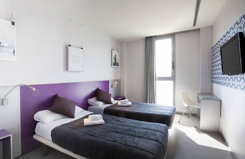El Parc i la Llacuna del Poblenou Hostel | Twentytu Hostel Barcelona