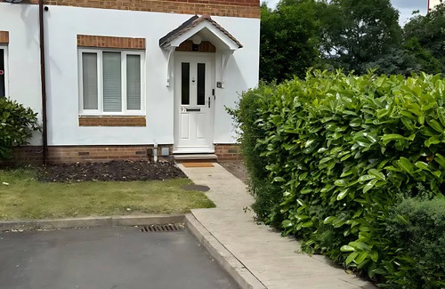 London Borough of Hounslow House | Twickenham Hideaway near the Stadium with Parking