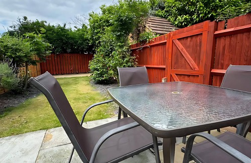 London Borough of Hounslow House | Twickenham Hideaway near the Stadium with Parking