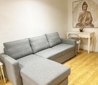 St. Margarets and North Twickenham Apartment | Twickenham studio private apartment