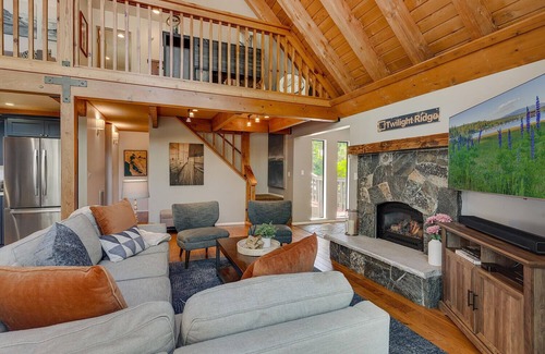 Lake Forest House | Twilight Ridge – Hot Tub, Views, Open Floor Plan, BBQ