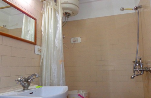 Rishikesh House | Twin Bed Room Near Muni Ki Reti