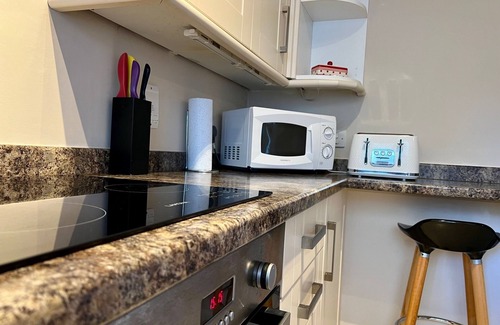 Sidmouth Apartment | Twin-bed Sidmouth apartment with parking, a minute's easy walk to seafront