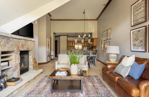 Breckenridge House | Twin Chutes by AvantStay Beautiful Ski in Ski out Condo w access to Hot Tub Gym