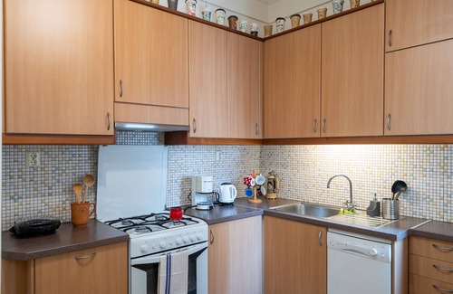Pangrati Apartment | Twin Heights: A Retro Home for 3