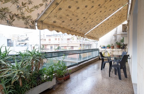 Pangrati Apartment | Twin Heights: A Retro Home for 3