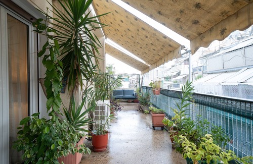 Pangrati Apartment | Twin Heights: A Retro Home for 3