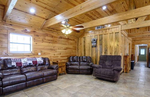 Pickens Cabin | Twin Oaks Cabin- 25 Mile N of Hochatown- 1 mile from Glover river