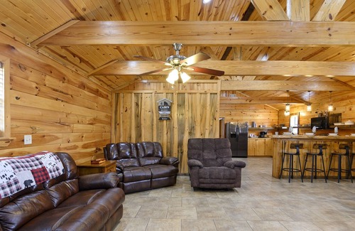 Pickens Cabin | Twin Oaks Cabin- 25 Mile N of Hochatown- 1 mile from Glover river
