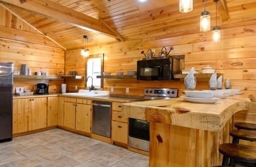 Battiest Cabin | Twin Oaks Cabin sleep 6, 2 BR, 1 K 2 Q, 3 Bath, Hot Tub Fire Pit Grill big yard