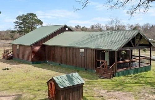 Battiest Cabin | Twin Oaks Cabin sleep 6, 2 BR, 1 K 2 Q, 3 Bath, Hot Tub Fire Pit Grill big yard