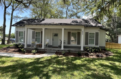 St. Marys Cottage | Twin Oaks Cottage in charming downtown St. Marys, walking distance to waterfront