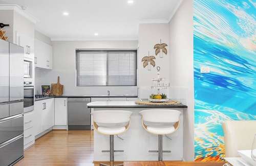 Marmion House | Twin Palms: 4BRM Coastal Retreat with Pool & BBQ
