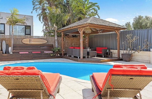 Marmion House | Twin Palms: 4BRM Coastal Retreat with Pool & BBQ