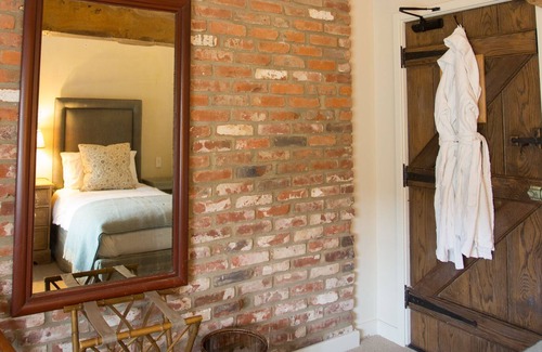 Edington Bed & Breakfast | Twin Private Bathroom Tinhead room at The Three Daggers