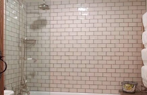 Edington Bed & Breakfast | Twin Private Bathroom Tinhead room at The Three Daggers