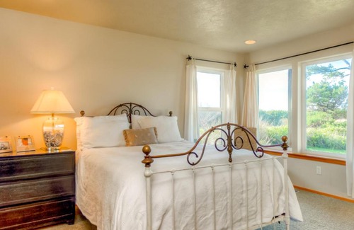 Rockaway Beach House | TWIN ROCKS HAVEN