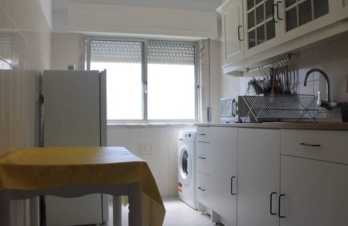 Massama Apartment | Twin Room 2 In Sintra Massamá Next To Train Station
