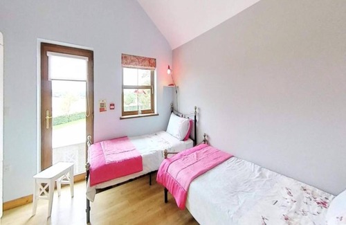 Craigavon Cottage | Twin Room Ensuite Near Hillsborough Palaces