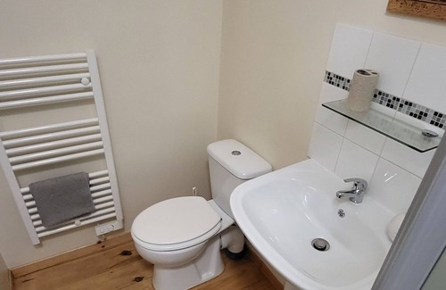 Bersac-sur-Rivalier Bed & Breakfast | Twin room ensuite with views across the valley and Ambersac mountains.