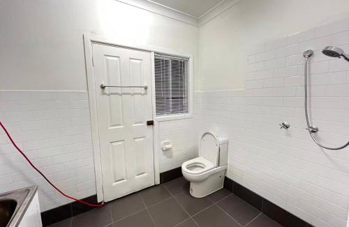 Rydalmere House | Twin Room Ideal for Friends and Travelers - R5