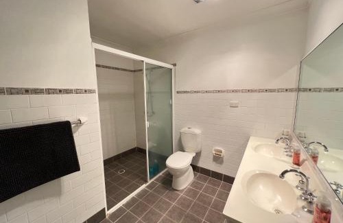 Rydalmere House | Twin Room Ideal for Friends and Travelers - R5