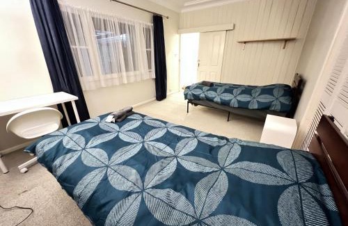 Rydalmere House | Twin Room Ideal for Friends and Travelers - R5