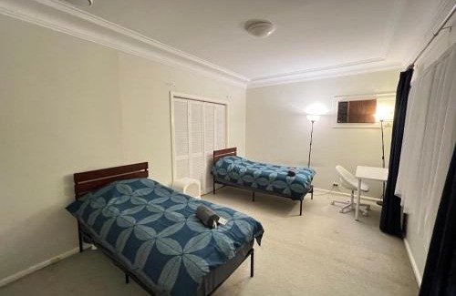 Rydalmere House | Twin Room Ideal for Friends and Travelers - R5