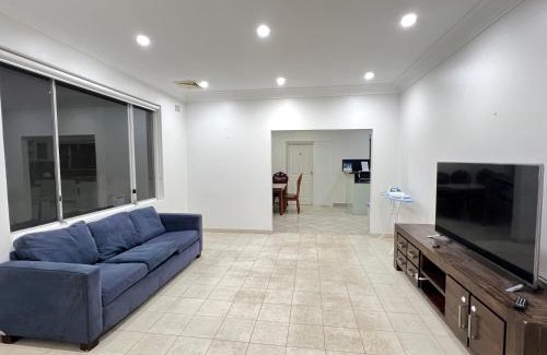 Hurlstone Park House | Twin Room in Sydney's Inner West - CS2