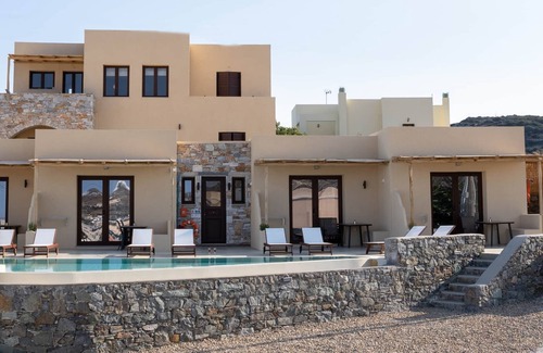 Syros House | Two (2) Luxury Apartments With Pool