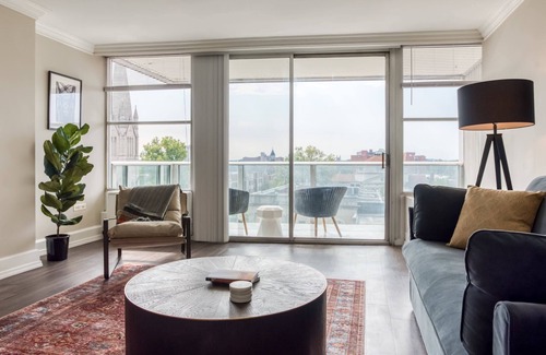 Old Louisville Apartment | TWO 800 Tower CozySuites w/ sky pool, lounge! 8FLR