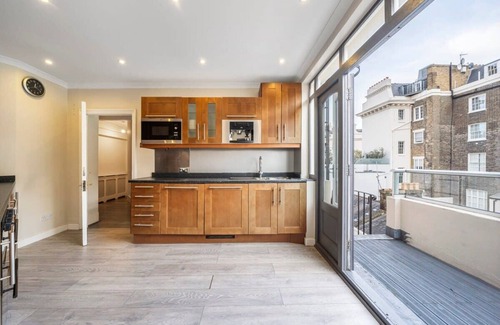 Belgravia Apartment | Two Bed Apartment in Belgravia with Balcony