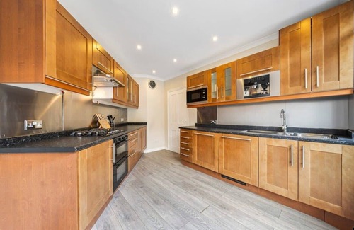 Belgravia Apartment | Two Bed Apartment in Belgravia with Balcony