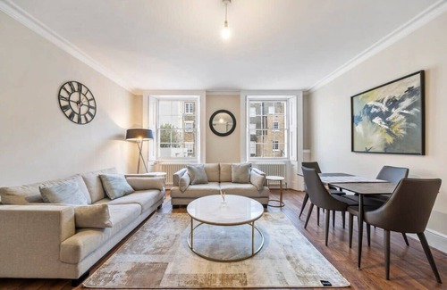 Belgravia Apartment | Two Bed Apartment in Belgravia with Balcony