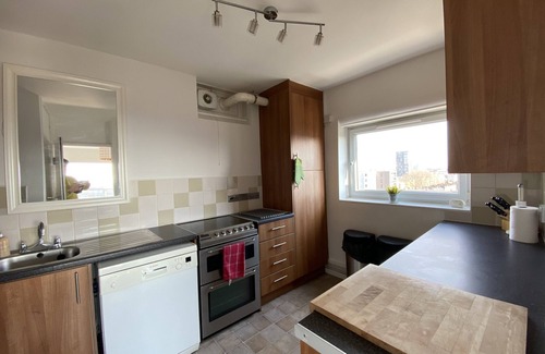 Wapping Condo | Two bed light & airy flat in central Zone 1, with excellent views over London.