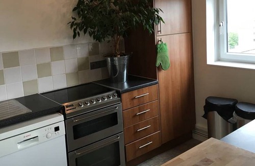 Wapping Condo | Two bed light & airy flat in central Zone 1, with excellent views over London.
