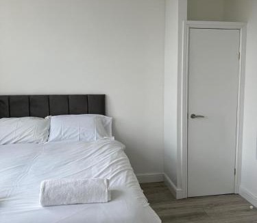 Scunthorpe Apartment | Two Bedroom Aparthotel- Free Parking-Wifi