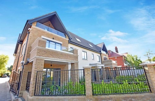 Osterley Apartment | Two Bedroom Apartment with Balcony opposite Osterly Park.
