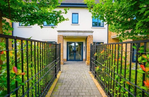 Osterley Apartment | Two Bedroom Apartment with Balcony opposite Osterly Park.
