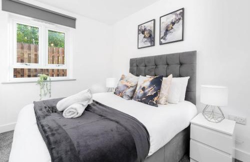Smethwick Apartment | Two Bedroom Apartment - Balcony - Secure Parking - Top Rated - Underfloor Heating - 2MC
