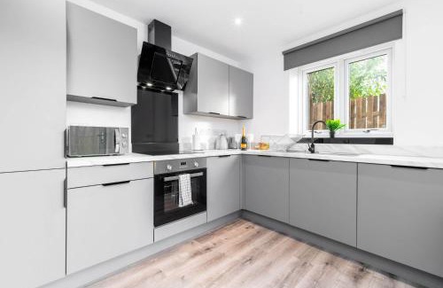 Smethwick Apartment | Two Bedroom Apartment - Balcony - Secure Parking - Top Rated - Underfloor Heating - 2MC